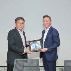 SCCCI’s Chairman Mr. Kho Choon Keng presenting InCorp CBDO Eric the SCCCI building photo as a Thank you gift for hosting this Vietnam Business Mission Trip